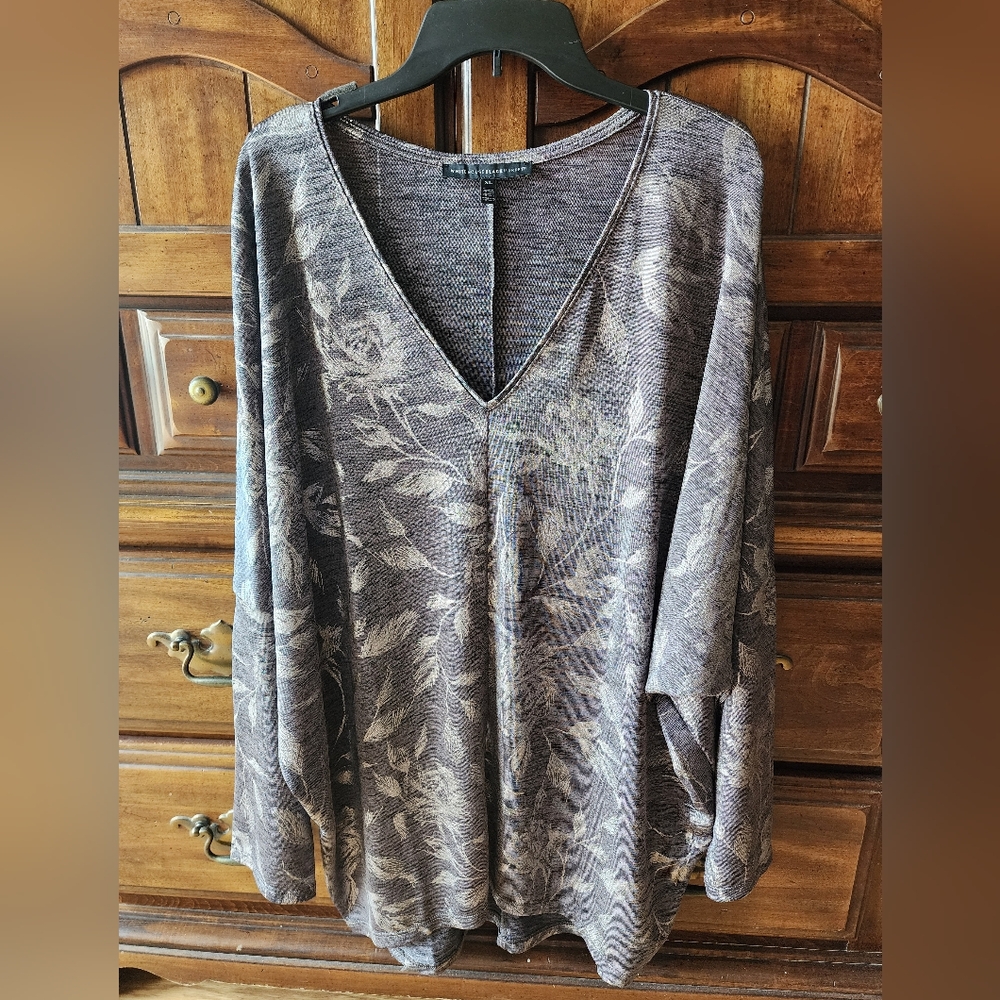 White House Black Market Gray V-Neck Patterned long sleeve top
